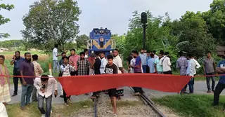 রাজশাহীতে রেলপথ অবরোধ করে বিক্ষোভ, ভোগান্তিতে জনগণ